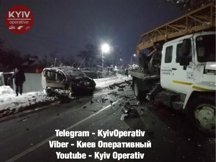 У Гатному сталося зіткнення легкового автомобіля та крана: одна людина загинула (ВІДЕО)