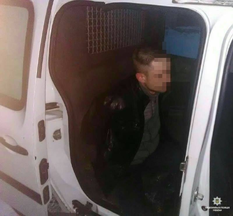 Київщині затримали молодика з підозрілими речовинами (ФОТО)