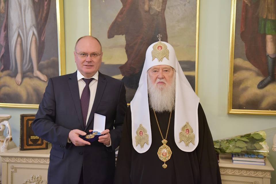Екс-губернатор Київщини Володимир Шандра отримав орден від Патріарха Філарета (ФОТО)