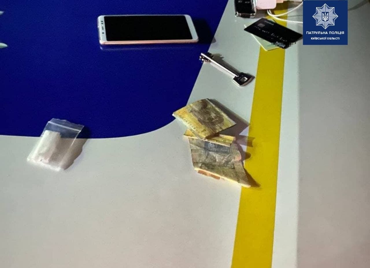У Білій Церкві чоловік з наркотиками намагався дати патрульним хабар (ФОТО)