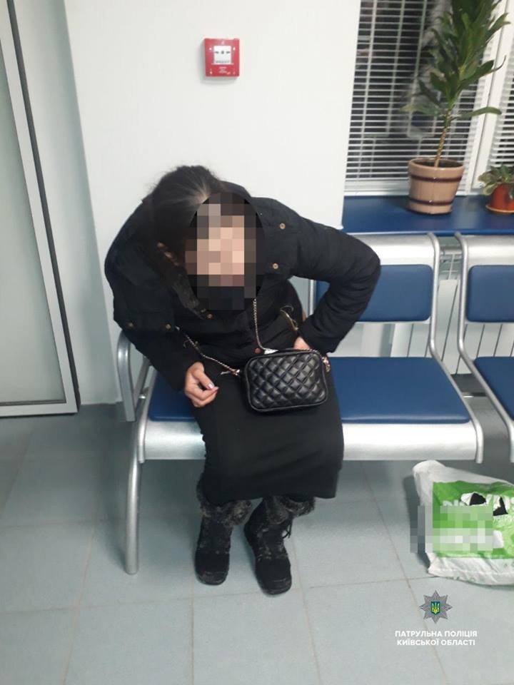 У Борисполі затримали п’яну жінку з маленькою дитиною на руках (ФОТО)