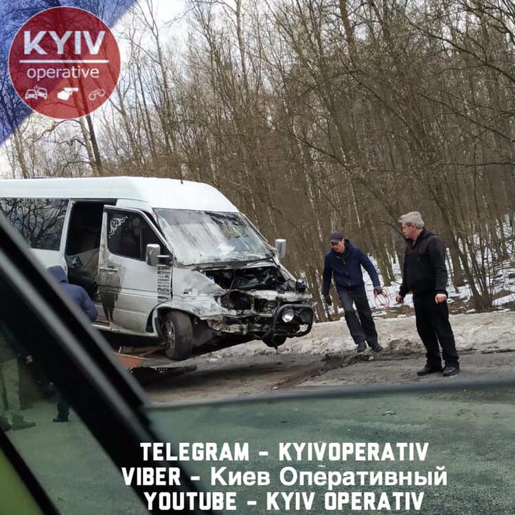 У Вишгородському районі маршрутка виїхала на зустрічну смугу та зіткнулася з іномаркою (ФОТО)