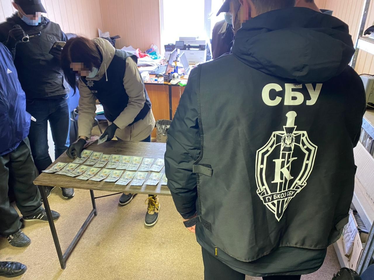 На Київщині держслужбовець обіцяв видалити інформацію з реєстру боржників за кругленьку суму (ФОТО)
