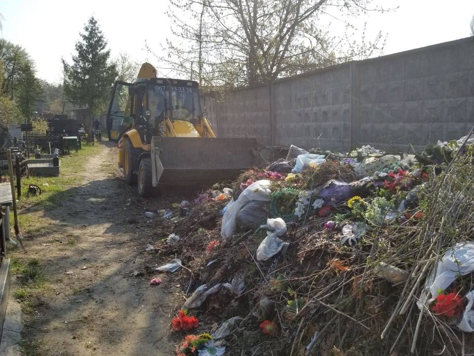 У Коцюбинському з кладовища вивезли чотири фури із сміттям