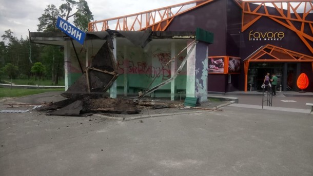 Дивом врятувалися: У Козині обвалився дах зупинки