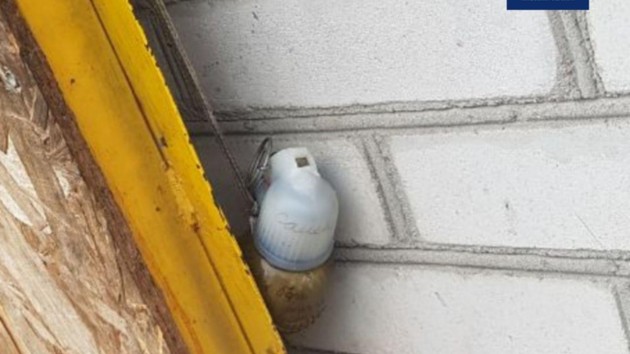 У Білій Церкві чоловіку на дверцятах гаражу повісили гранату