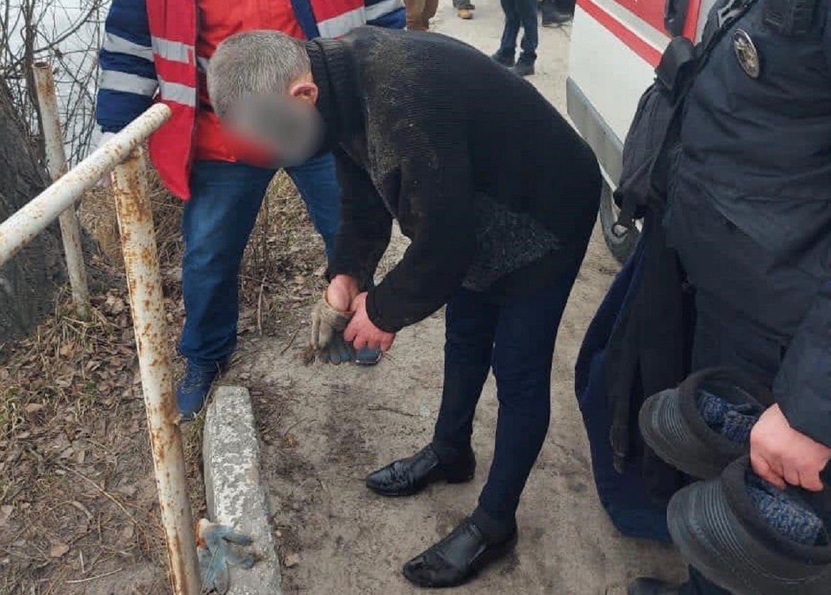 У Василькові правоохоронці дістали з річки безпомічного чоловіка (ФОТО)