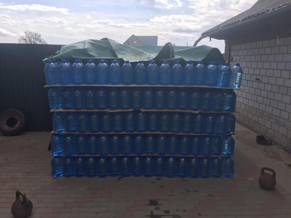 На Київщині на території недіючого асфальтного заводу виготовляли фальсифіковані алкогольні напої (ФОТО)