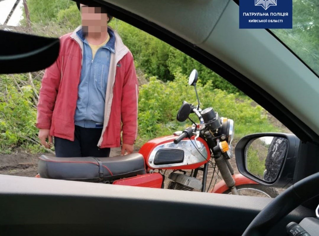 На Київщині мотоцикліст невдало спробував утекти від патрульних