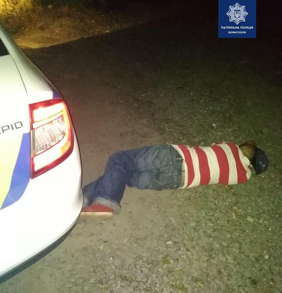 У Борисполі п’яний чоловік заліз на паркан та кликав на допомогу (ФОТО)