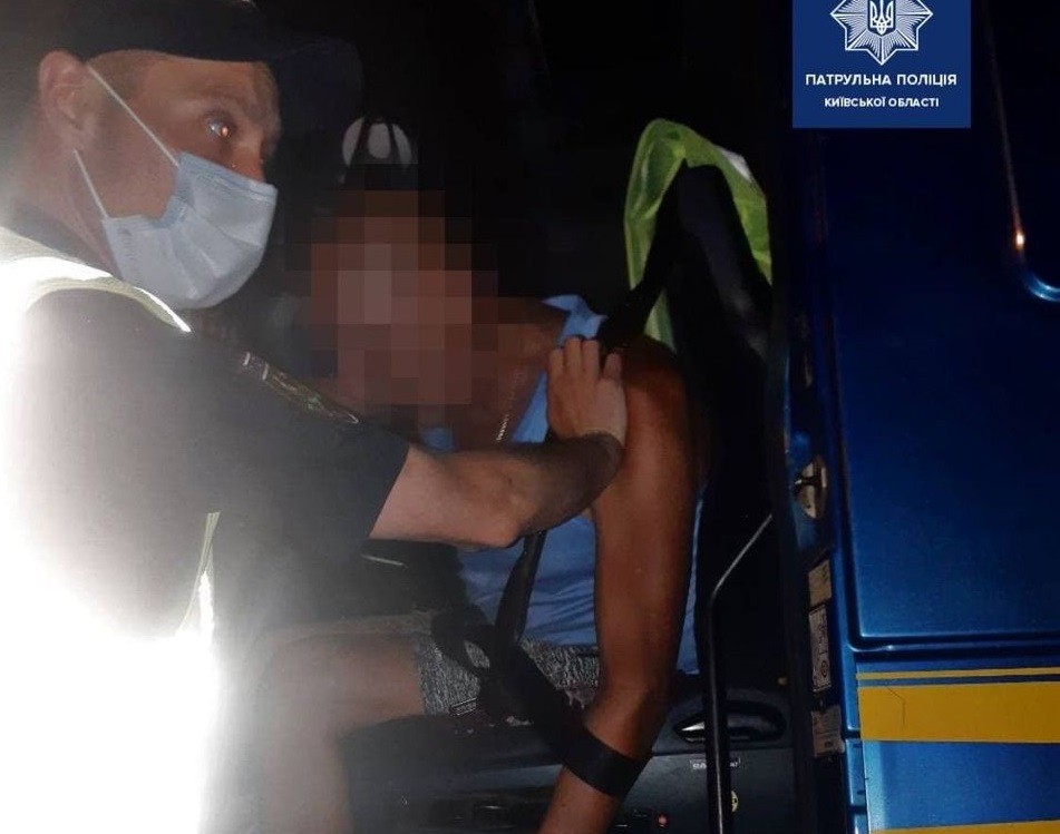 Патрульні Київщини врятували чоловіка, у якого стався інсульт за кермом (ФОТО)
