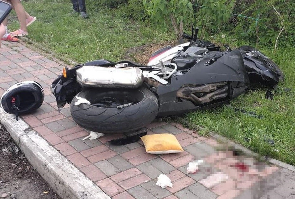 У Петропавлівській Борщагівці небезпечний маневр мотоцикліста призвів до ДТП (ФОТО)