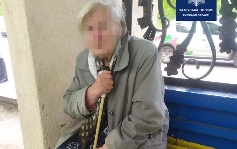 Бориспільські патрульні повернули додому 84-річну бабусю