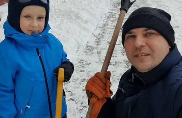 Депутат Бучанської міськради запустив флешмоб "Почисть сніг біля будинку" (ФОТО)