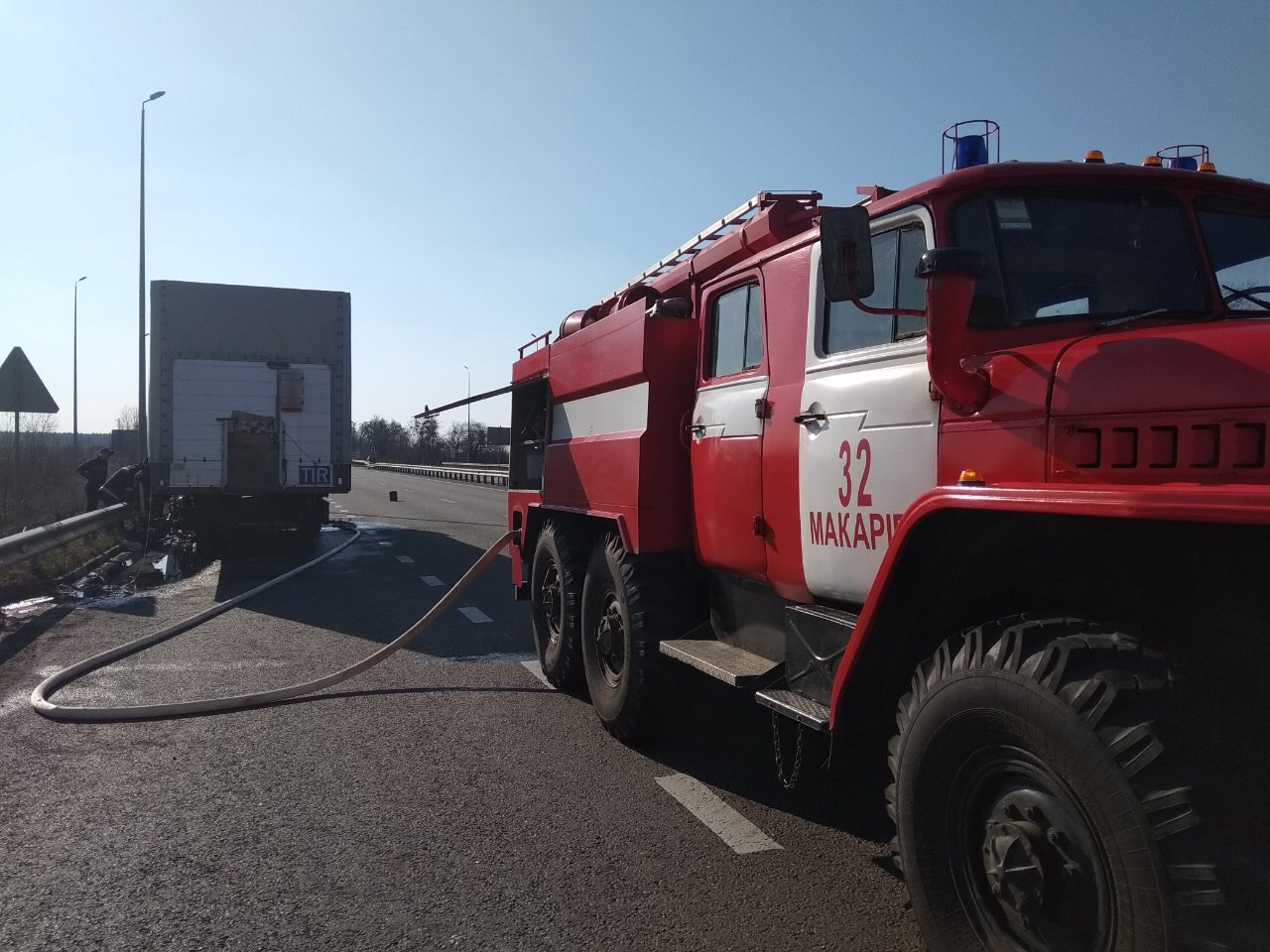 У Макарівському районі пожежники оперативно загасили загорання вантажівки