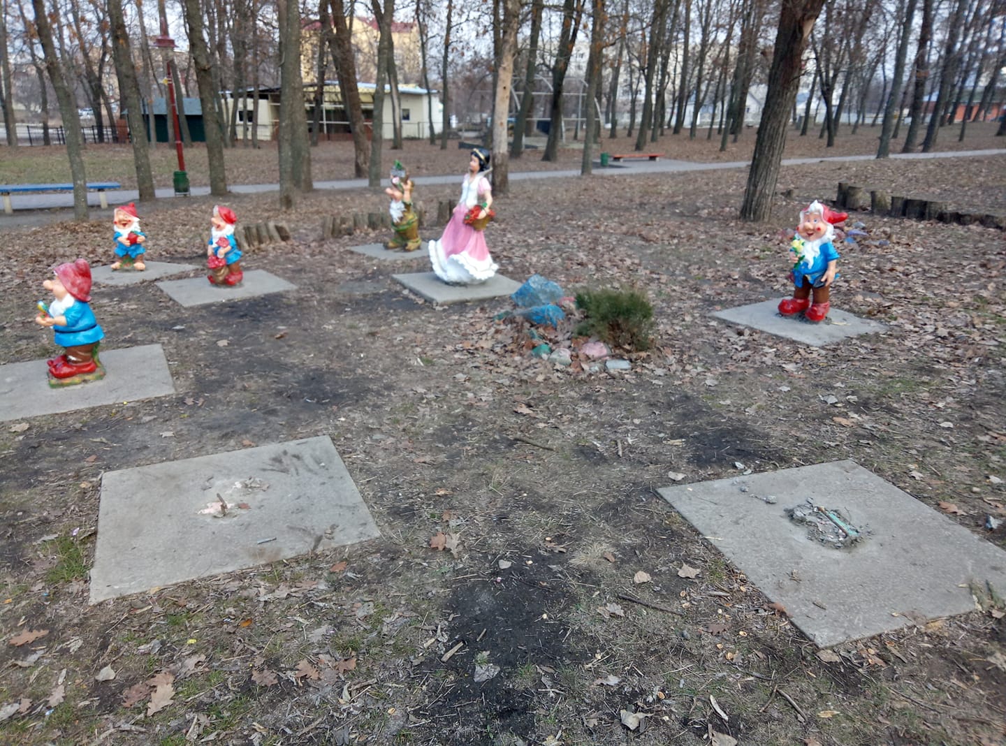У Миронівці вандали познущалися над фігурами гномів (ФОТО)