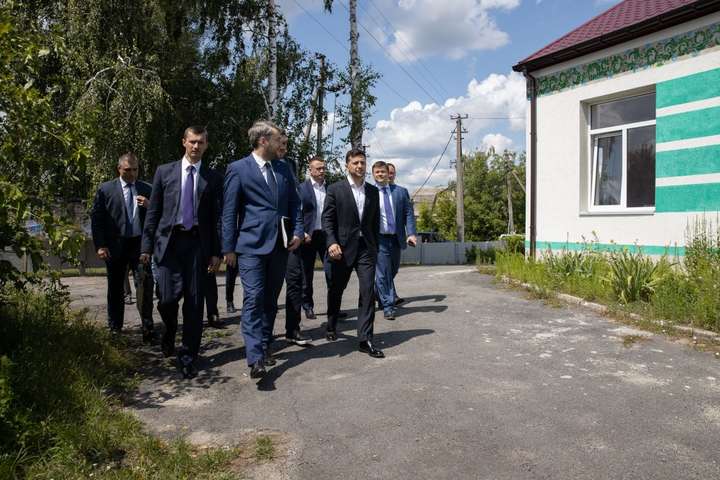 Зеленського занесло в село під Києвом: розбирався з місцевим реєстратором
