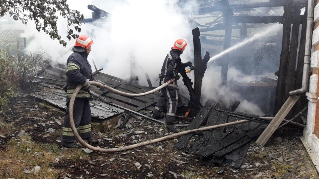 На Богуславщині вщент згоріли гараж і автомобіль (ФОТО)