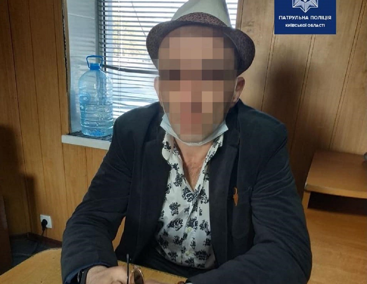 Бориспільські патрульні виявили в салоні автівки керманича крадені права (ФОТО)