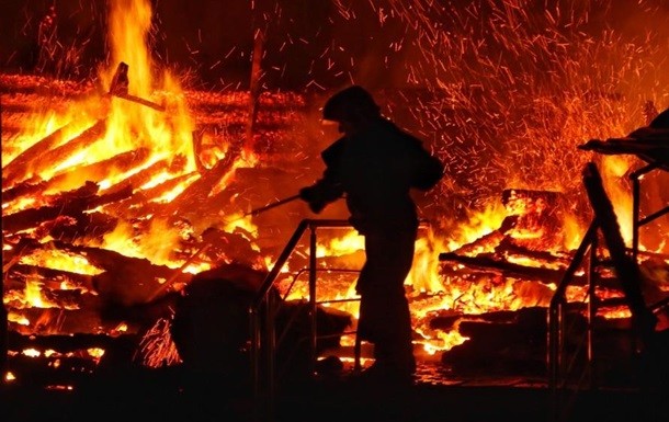На Макарівщині спалахнув житловий будинок: двоє постраждалих (ФОТО)