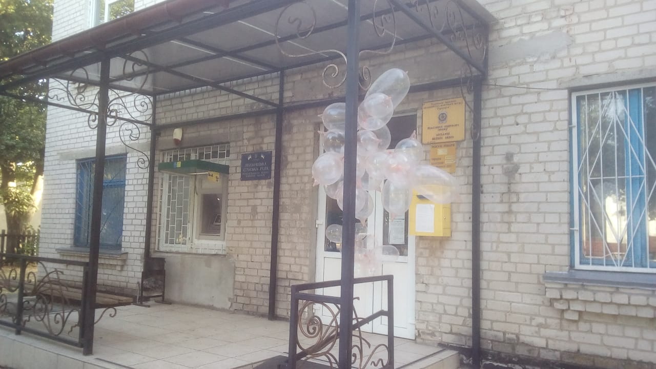 Сільську раду на Бориспільщині обвішали презервативами (ФОТО)