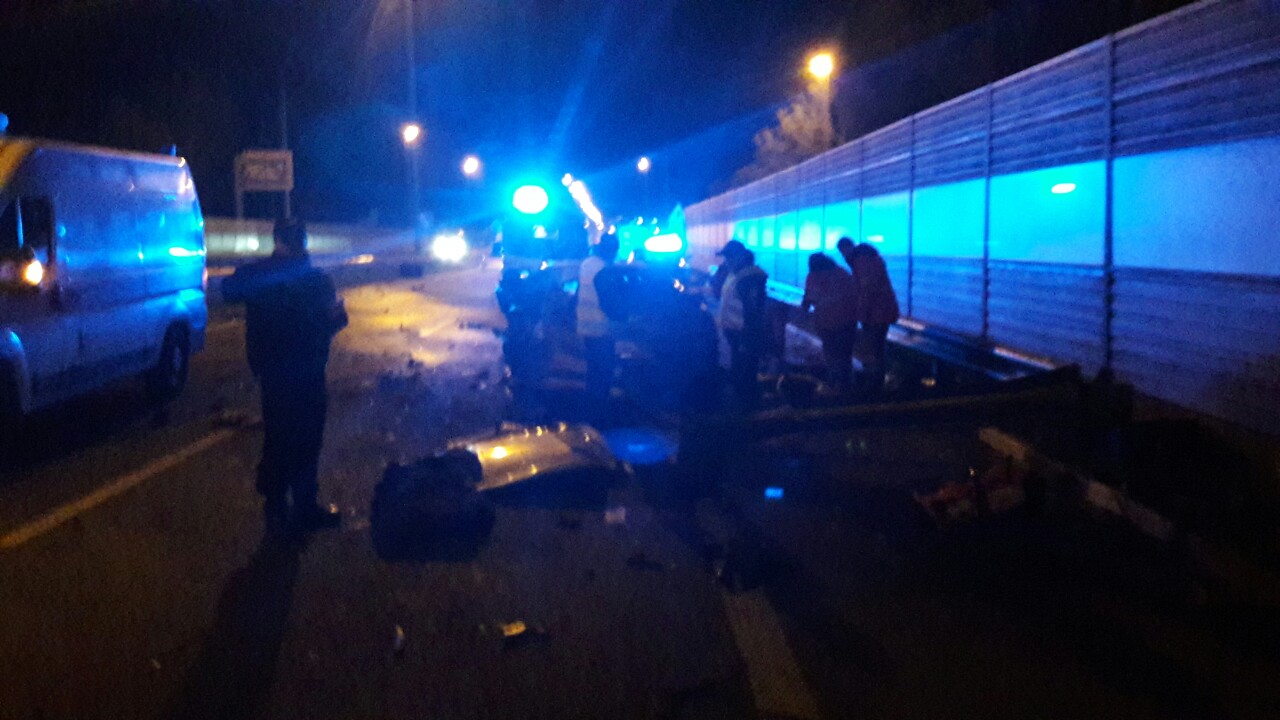 У Макарівському районі автомобіль влетів у відбійник: водія затиснуло металевими конструкціями (ФОТО)