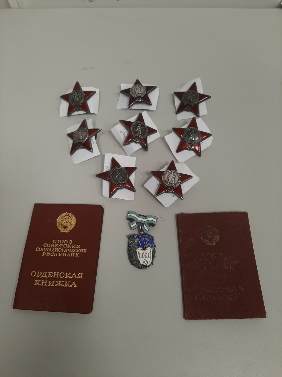 Іноземний студент намагався незаконно вивезти радянські державні нагороди