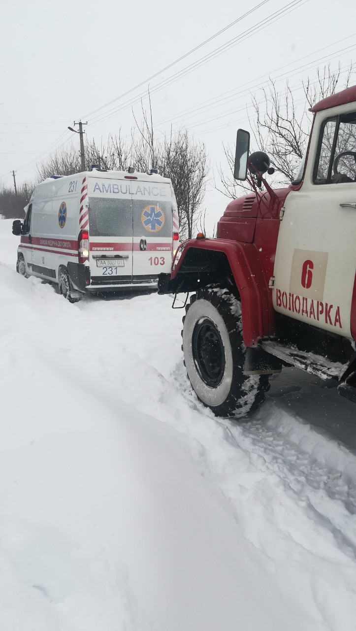 На Володарщині швидка допомога потрапила у сніговий замет