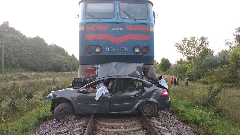 Рятувальники повідомили подробиці зіткнення потяга з автомобілем поблизу Кагарлика (ФОТО)