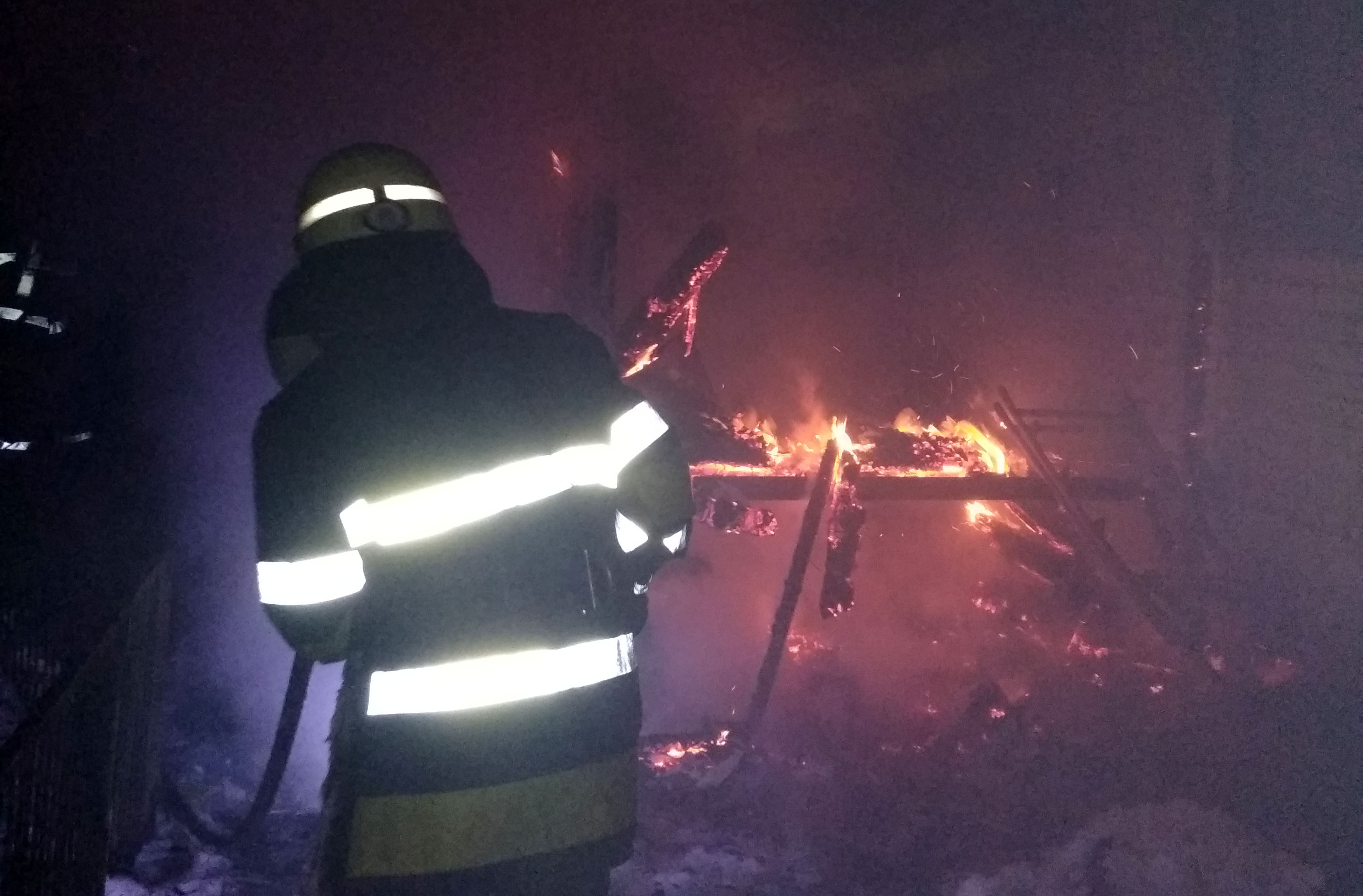 На Київщині спалахнув будинок