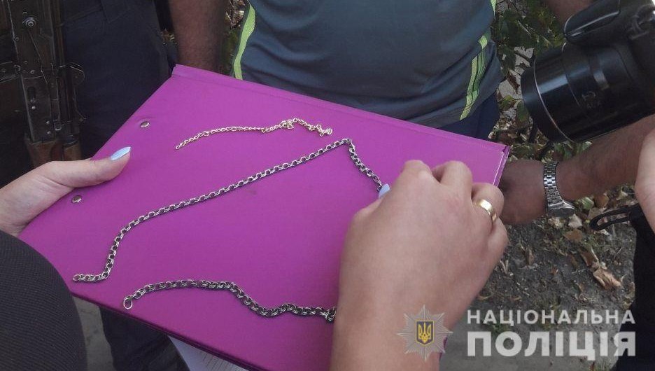 У Бучі чоловіка жорстоко побили та забрали срібний ланцюжок