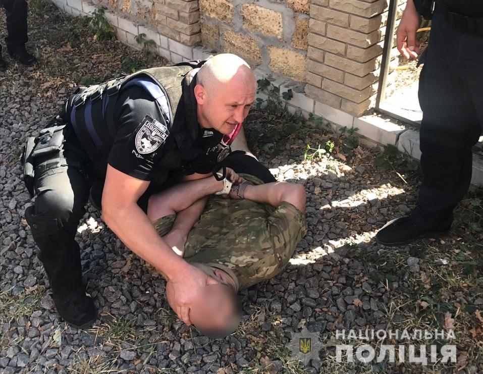 Зловмисник закидав працівників поліції Ірпеня гранатами (ФОТО, ВІДЕО)