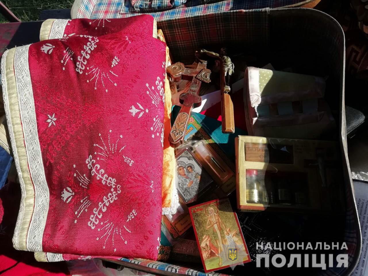 У Рокитному чоловік пограбував церкву та втік з місця події на чужому мопеді (ФОТО)