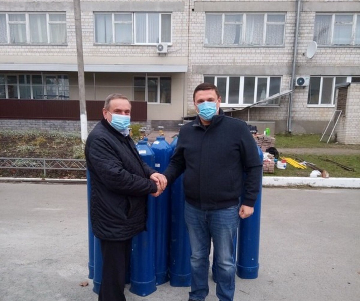 У Макарові лікарні в тимчасове користування передали кисневі балони