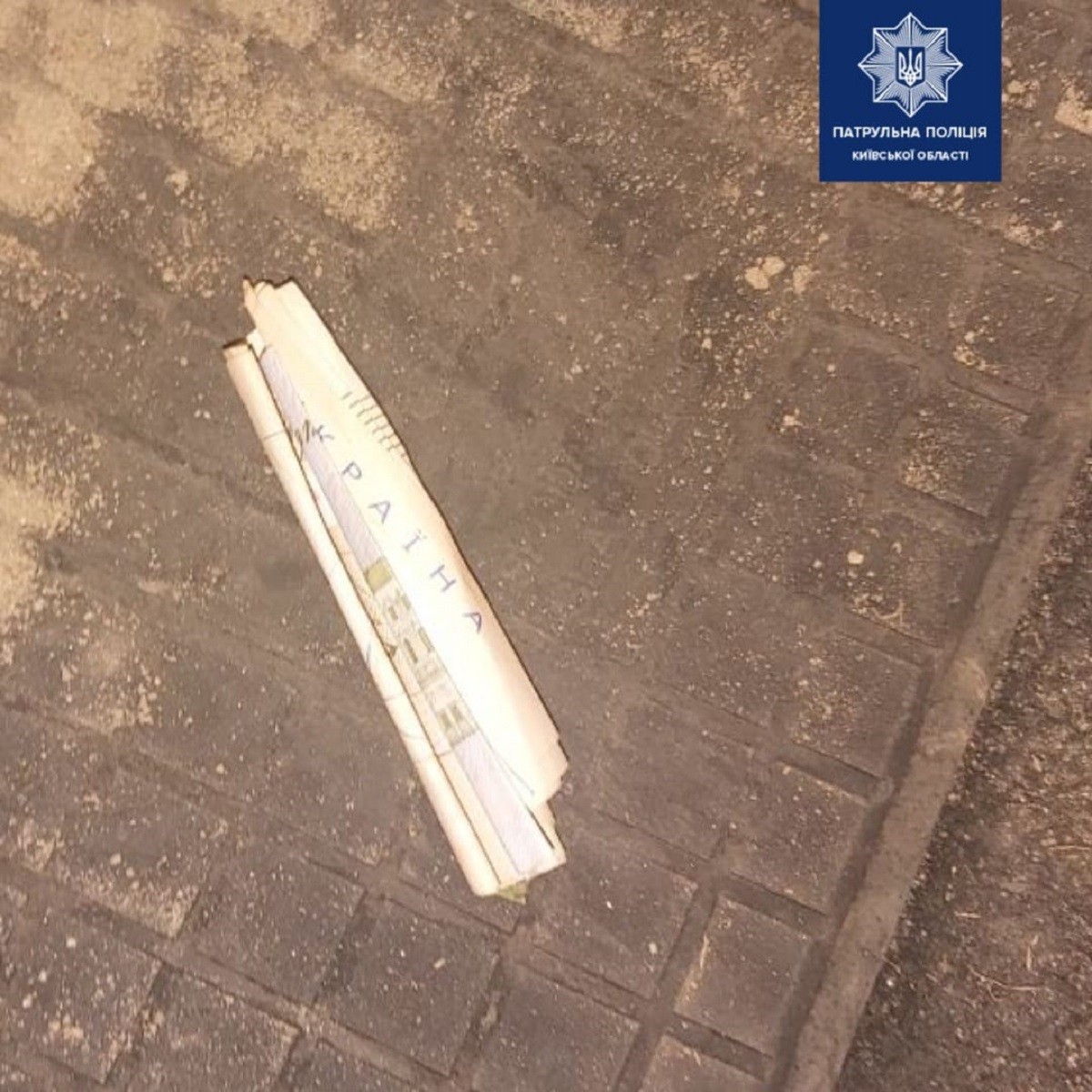 У Макарові п’яний водій кинув гроші в салон автомобіля правоохоронців