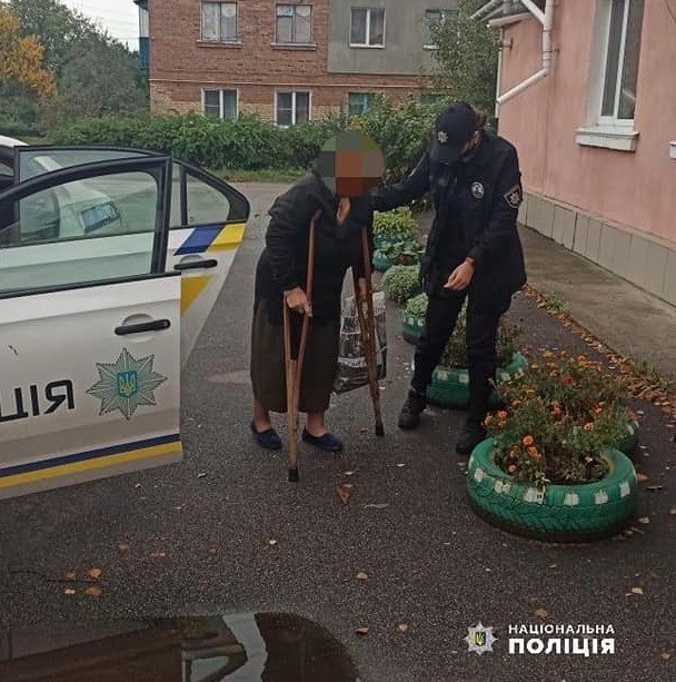 У Кагарлику правоохоронці допомогли старенькій бабусі дістатися додому (ФОТО)