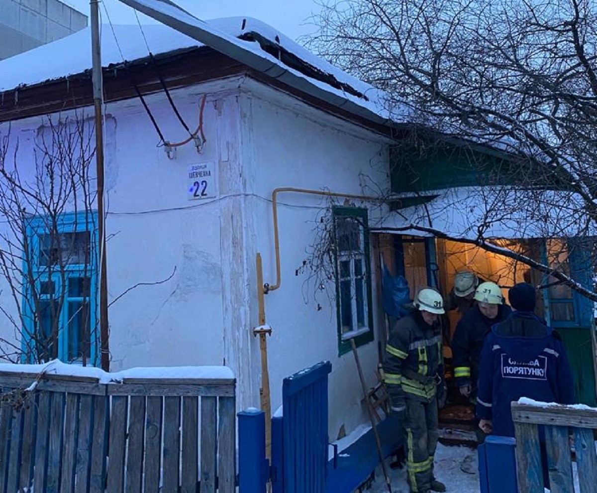 У Бородянці на двох пенсіонерів обвалився дах будинку