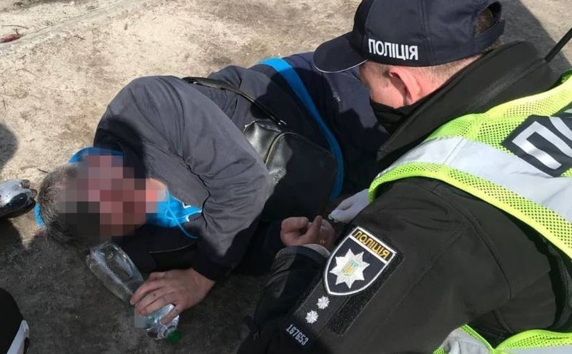 У Борисполі поліцейські допомогли чоловіку, який розбив голову об асфальт