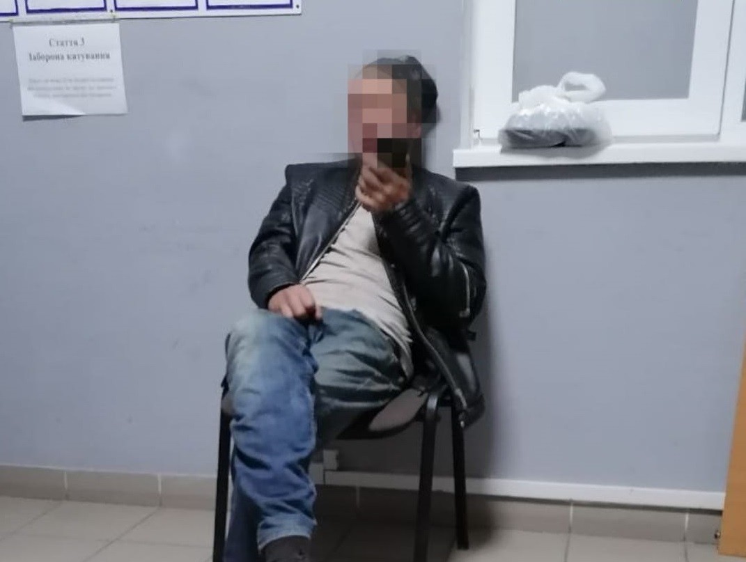 У Петропавлівській Борщагівці п’яний будівельник погрожував фізичною розправою жінці та її сину