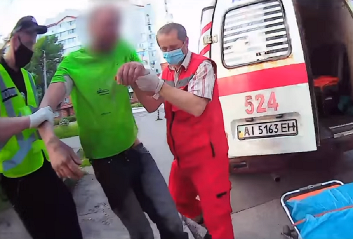 У Вишгороді поліцейські врятували кволого чоловіка (ВІДЕО)