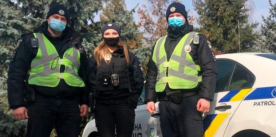 Бориспільські патрульні допомогли породіллі дістатися пологового будинку (ФОТО)