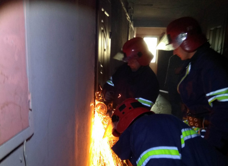 У Білій Церкві 2-річну дитину визволили із заблокованої квартири, де горіла свічка (ФОТО)