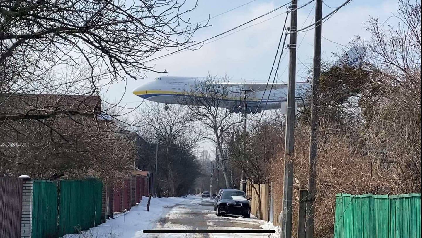 Поблизу Ірпеня помітили найбільший у світі літак на критично низькій висоті (ВІДЕО)
