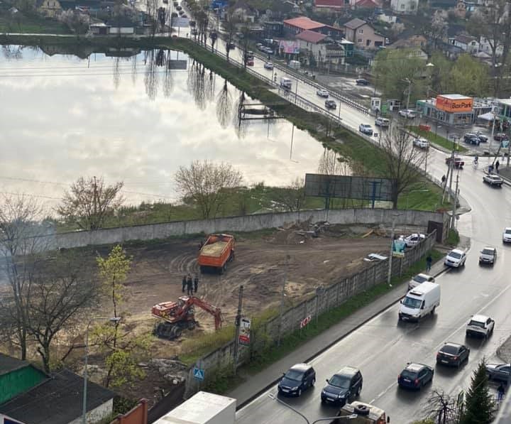 У Петропавлівській Борщагівці невідомі без документів почали будівництво на березі озера (ВІДЕО)