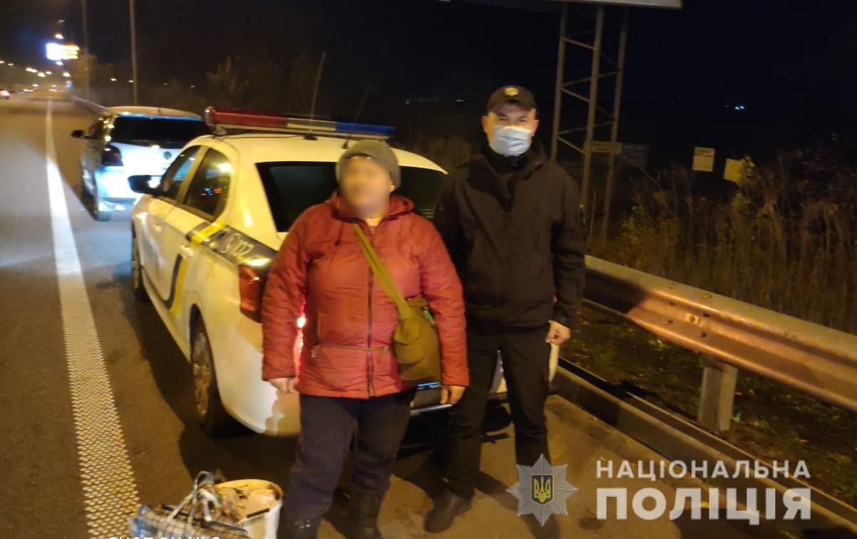 Поліцейські Обухівщини розшукали у лісі зниклу жінку