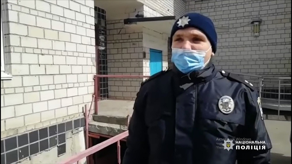 У Білій Церкві поліцейський допоміг врятувати собаку, яка тиждень не могла вибратися з підвалу (ВІДЕО)