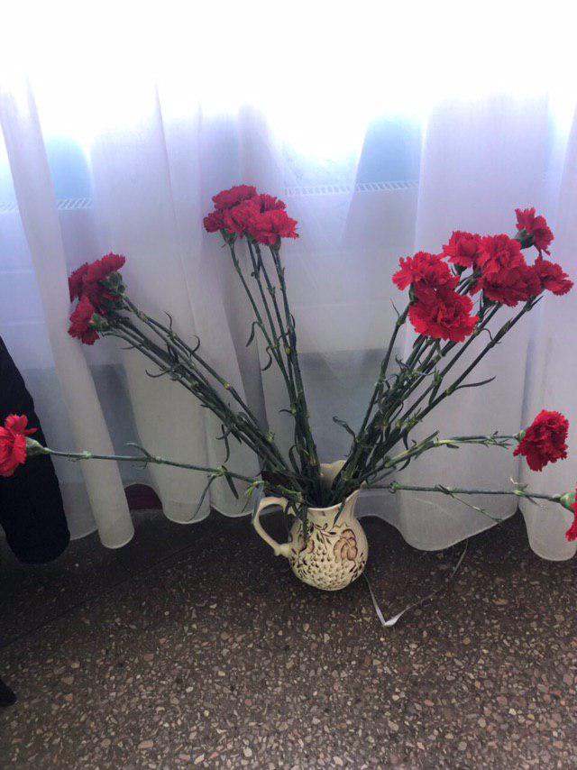 У Щасливому дарують квіти тим, хто голосує вперше (ФОТО)