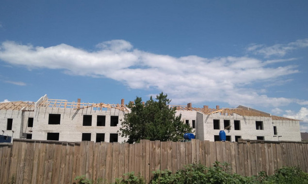 У Нових Петрівцях депутатська фірма нарешті добудує дитячий садочок