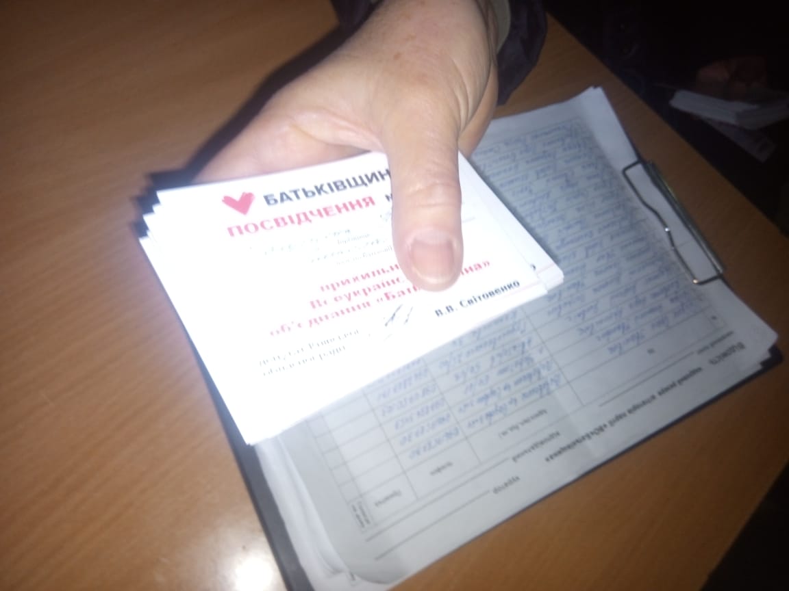 В Узині партія Юлії Тимошенко роздає гроші ні за що (ФОТО)