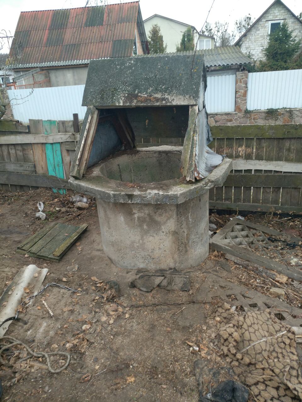 Під столицею рятувальники витягнули собаку із колодязя (ФОТО)